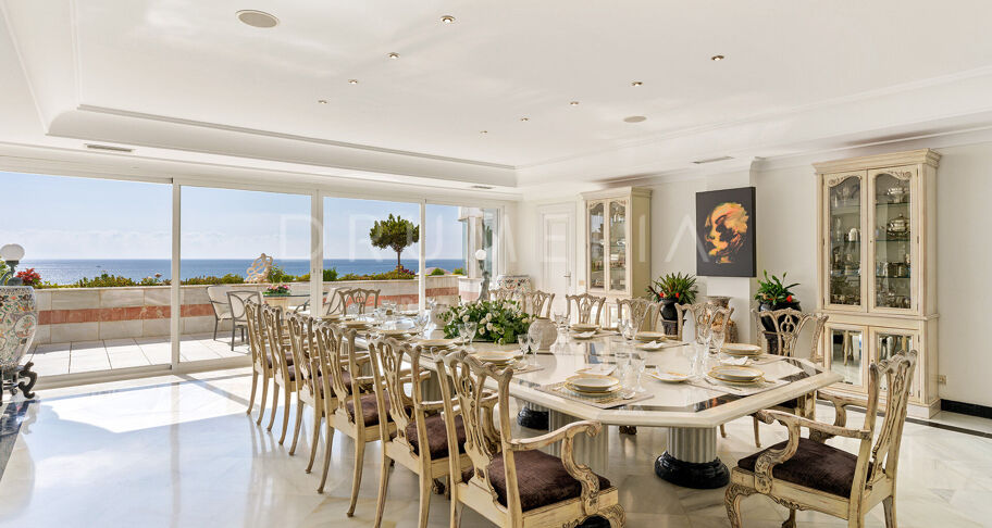 Unik penthouse-triplex ved stranden med fantastisk utsikt og basseng i Puerto Banus, Marbella