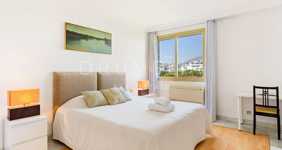 Unik penthouse-triplex ved stranden med fantastisk utsikt og basseng i Puerto Banus, Marbella