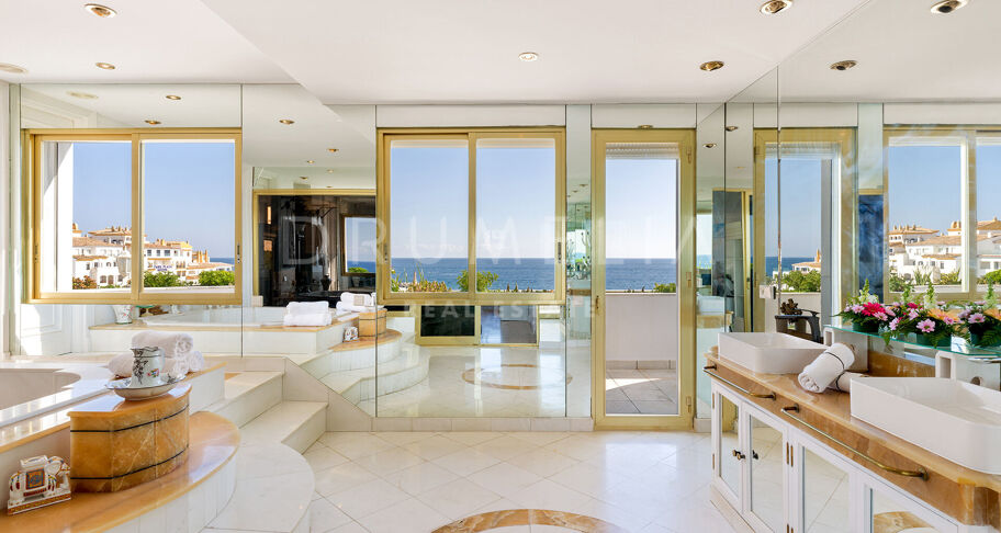 Unik penthouse-triplex ved stranden med fantastisk utsikt og basseng i Puerto Banus, Marbella