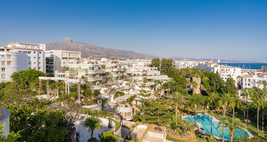 Unik penthouse-triplex ved stranden med fantastisk utsikt og basseng i Puerto Banus, Marbella
