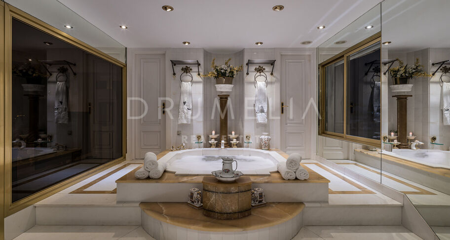 Unik penthouse-triplex ved stranden med fantastisk utsikt og basseng i Puerto Banus, Marbella