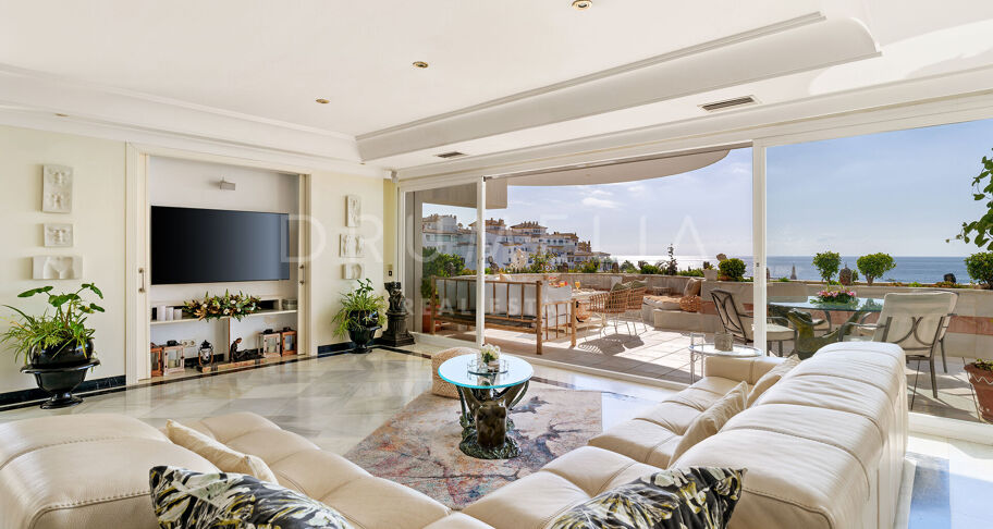 Unik penthouse-triplex ved stranden med fantastisk utsikt og basseng i Puerto Banus, Marbella