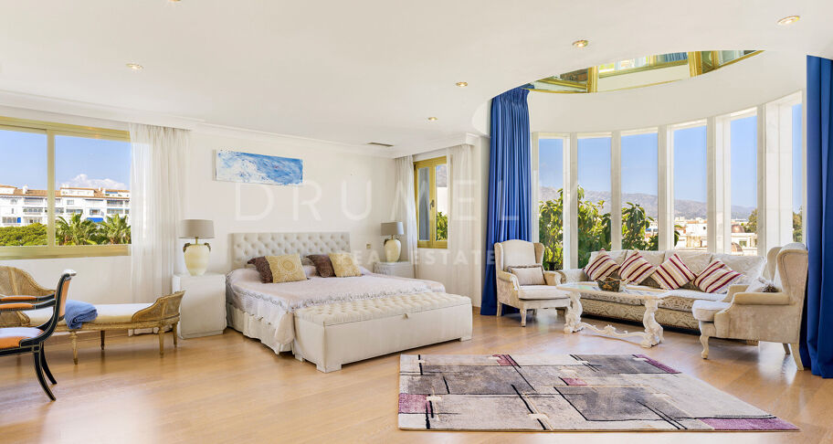 Unik penthouse-triplex ved stranden med fantastisk utsikt og basseng i Puerto Banus, Marbella
