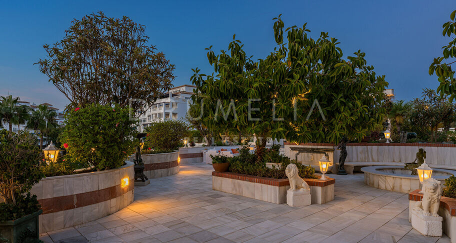 Unik penthouse-triplex ved stranden med fantastisk utsikt og basseng i Puerto Banus, Marbella