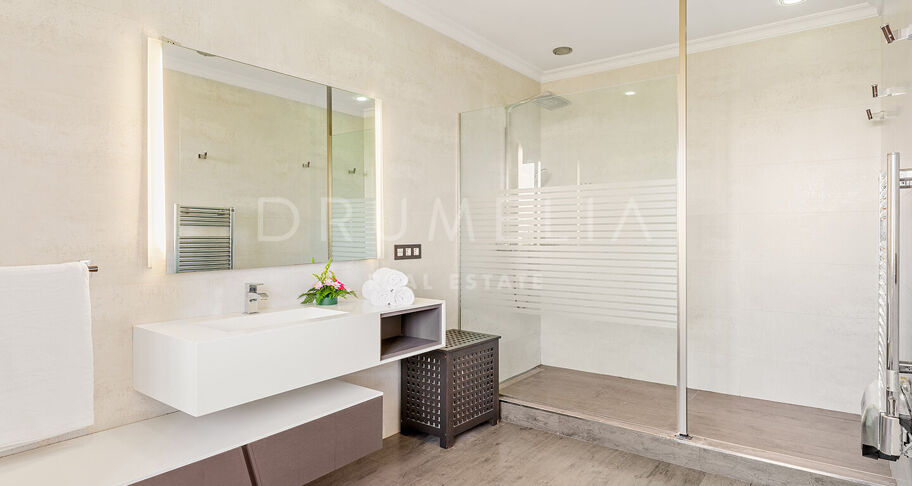 Unik penthouse-triplex ved stranden med fantastisk utsikt og basseng i Puerto Banus, Marbella