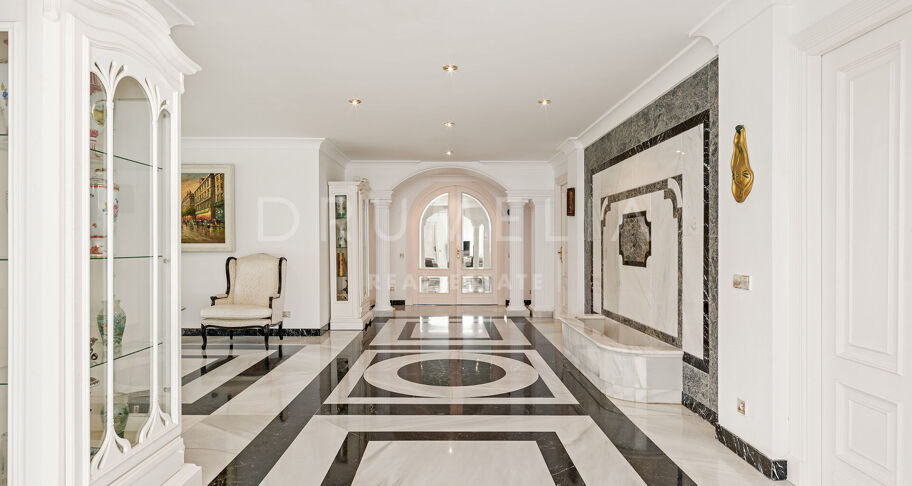 Unik penthouse-triplex ved stranden med fantastisk utsikt og basseng i Puerto Banus, Marbella