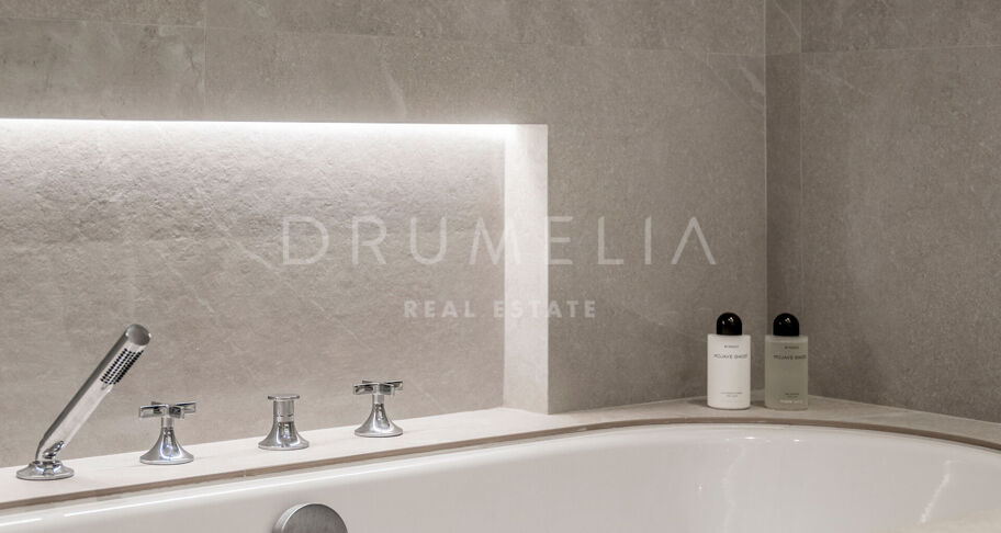 Moderno Apartamento de 3 dormitorios totalmente Reformado en la Prestigiosa Urbanización Altos Reales en La Milla de Oro de Marbella