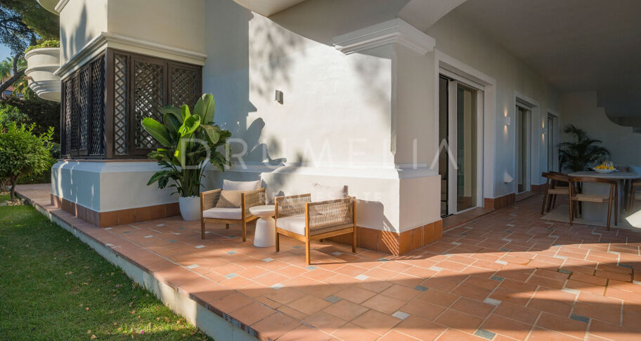 Moderno Apartamento de 3 dormitorios totalmente Reformado en la Prestigiosa Urbanización Altos Reales en La Milla de Oro de Marbella