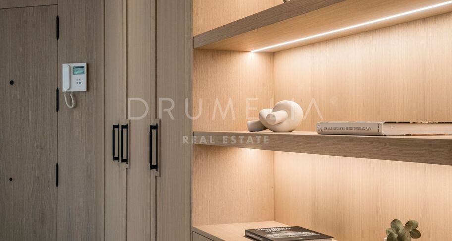 Moderno Apartamento de 3 dormitorios totalmente Reformado en la Prestigiosa Urbanización Altos Reales en La Milla de Oro de Marbella