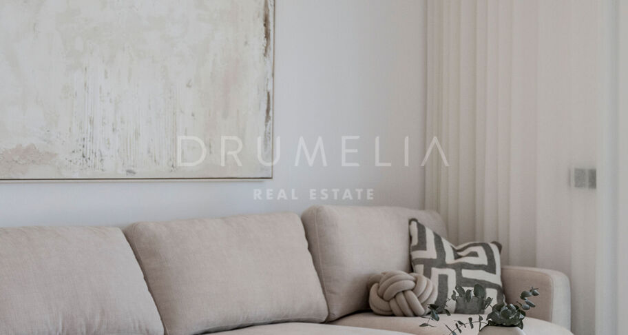 Moderno Apartamento de 3 dormitorios totalmente Reformado en la Prestigiosa Urbanización Altos Reales en La Milla de Oro de Marbella