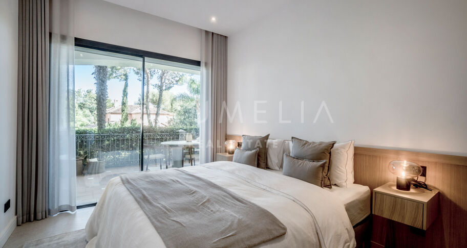 Moderno Apartamento de 3 dormitorios totalmente Reformado en la Prestigiosa Urbanización Altos Reales en La Milla de Oro de Marbella