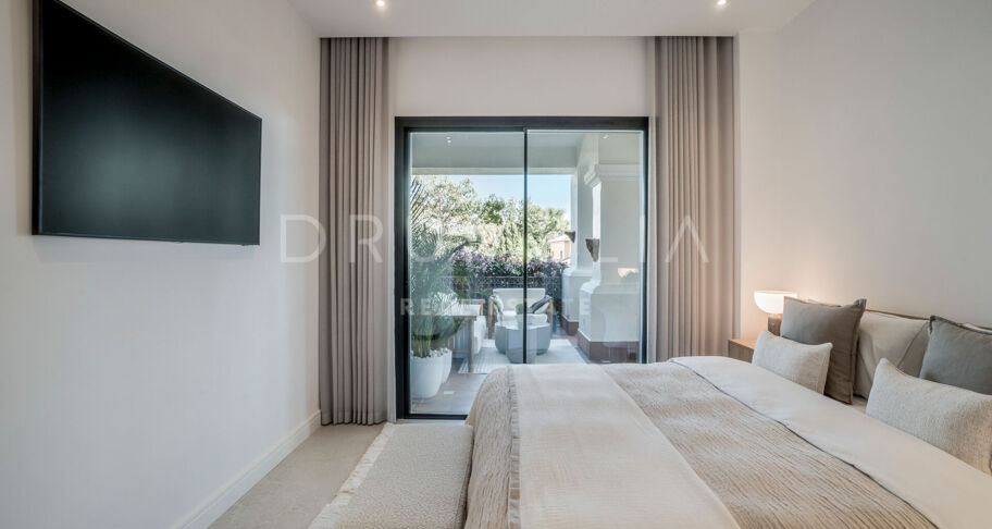 Moderno Apartamento de 3 dormitorios totalmente Reformado en la Prestigiosa Urbanización Altos Reales en La Milla de Oro de Marbella