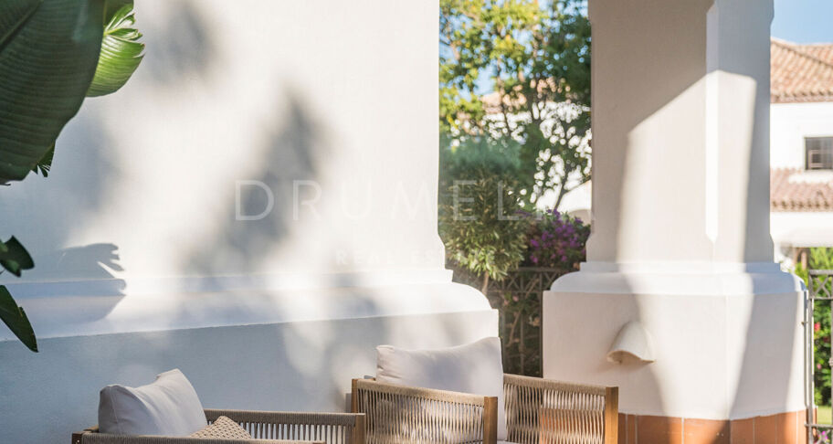 Moderno Apartamento de 3 dormitorios totalmente Reformado en la Prestigiosa Urbanización Altos Reales en La Milla de Oro de Marbella