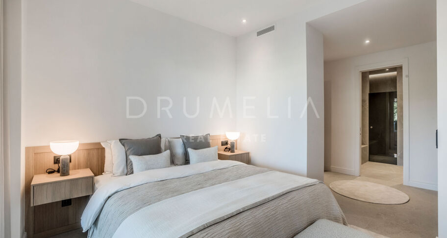 Moderno Apartamento de 3 dormitorios totalmente Reformado en la Prestigiosa Urbanización Altos Reales en La Milla de Oro de Marbella