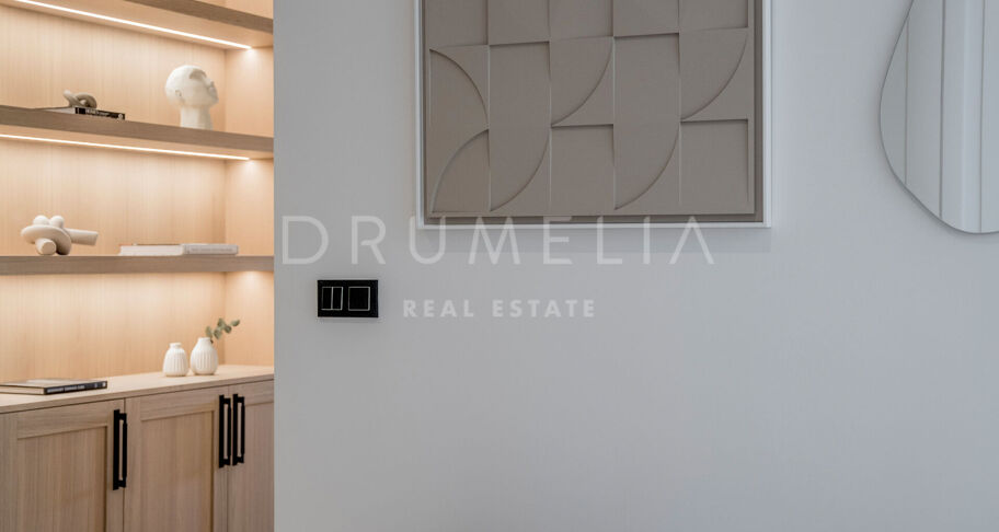 Moderno Apartamento de 3 dormitorios totalmente Reformado en la Prestigiosa Urbanización Altos Reales en La Milla de Oro de Marbella