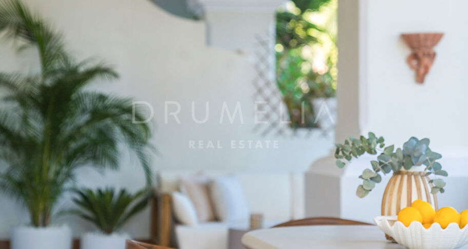 Moderno Apartamento de 3 dormitorios totalmente Reformado en la Prestigiosa Urbanización Altos Reales en La Milla de Oro de Marbella