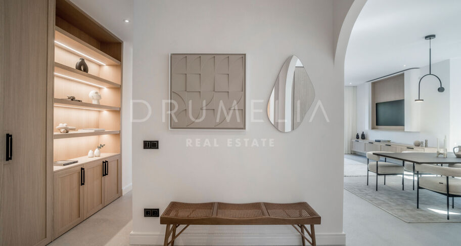 Moderno Apartamento de 3 dormitorios totalmente Reformado en la Prestigiosa Urbanización Altos Reales en La Milla de Oro de Marbella