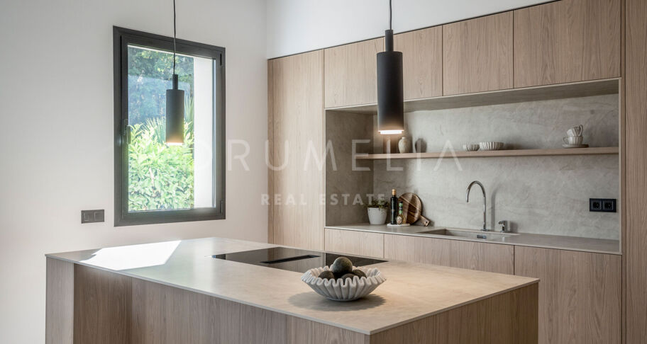 Moderno Apartamento de 3 dormitorios totalmente Reformado en la Prestigiosa Urbanización Altos Reales en La Milla de Oro de Marbella