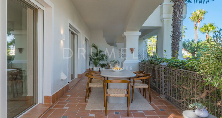 Moderno Apartamento de 3 dormitorios totalmente Reformado en la Prestigiosa Urbanización Altos Reales en La Milla de Oro de Marbella