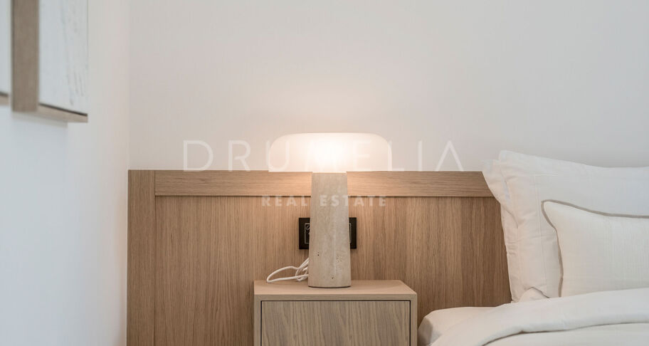 Moderno Apartamento de 3 dormitorios totalmente Reformado en la Prestigiosa Urbanización Altos Reales en La Milla de Oro de Marbella