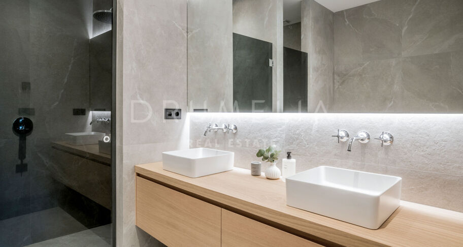 Moderno Apartamento de 3 dormitorios totalmente Reformado en la Prestigiosa Urbanización Altos Reales en La Milla de Oro de Marbella