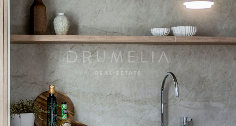 Moderno Apartamento de 3 dormitorios totalmente Reformado en la Prestigiosa Urbanización Altos Reales en La Milla de Oro de Marbella
