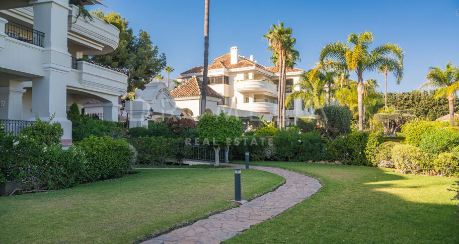 Moderno Apartamento de 3 dormitorios totalmente Reformado en la Prestigiosa Urbanización Altos Reales en La Milla de Oro de Marbella