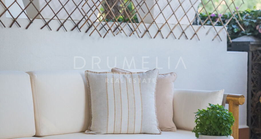 Moderno Apartamento de 3 dormitorios totalmente Reformado en la Prestigiosa Urbanización Altos Reales en La Milla de Oro de Marbella