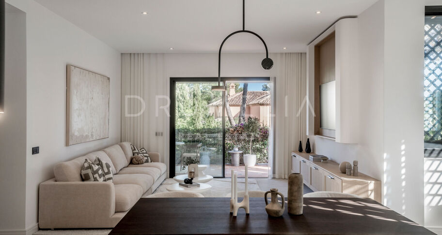 Moderno Apartamento de 3 dormitorios totalmente Reformado en la Prestigiosa Urbanización Altos Reales en La Milla de Oro de Marbella