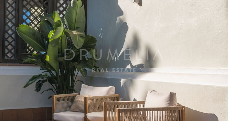 Moderno Apartamento de 3 dormitorios totalmente Reformado en la Prestigiosa Urbanización Altos Reales en La Milla de Oro de Marbella