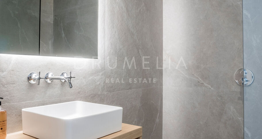 Moderno Apartamento de 3 dormitorios totalmente Reformado en la Prestigiosa Urbanización Altos Reales en La Milla de Oro de Marbella
