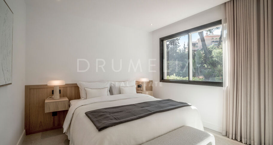 Moderno Apartamento de 3 dormitorios totalmente Reformado en la Prestigiosa Urbanización Altos Reales en La Milla de Oro de Marbella