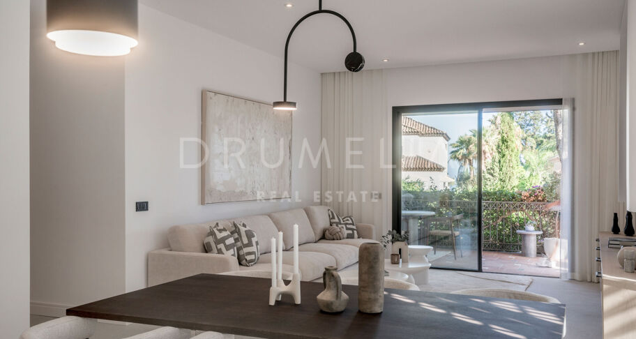 Moderno Apartamento de 3 dormitorios totalmente Reformado en la Prestigiosa Urbanización Altos Reales en La Milla de Oro de Marbella
