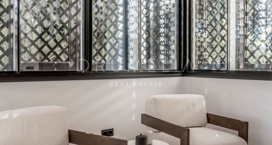 Moderno Apartamento de 3 dormitorios totalmente Reformado en la Prestigiosa Urbanización Altos Reales en La Milla de Oro de Marbella
