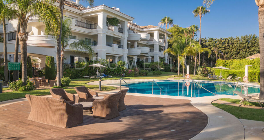 Moderno Apartamento de 3 dormitorios totalmente Reformado en la Prestigiosa Urbanización Altos Reales en La Milla de Oro de Marbella