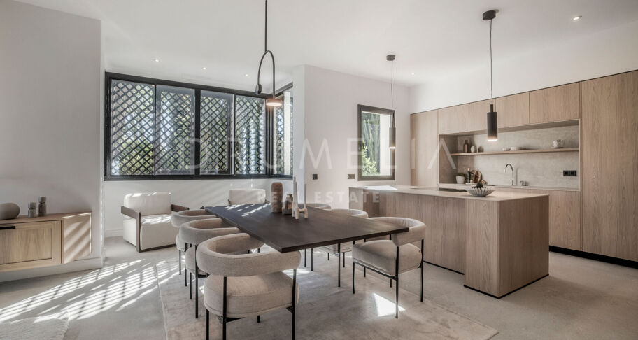 Moderno Apartamento de 3 dormitorios totalmente Reformado en la Prestigiosa Urbanización Altos Reales en La Milla de Oro de Marbella