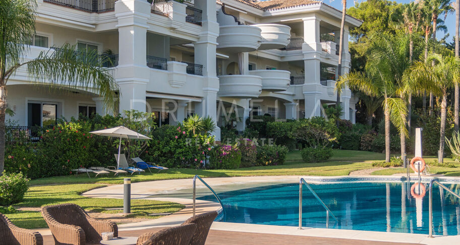 Moderno Apartamento de 3 dormitorios totalmente Reformado en la Prestigiosa Urbanización Altos Reales en La Milla de Oro de Marbella