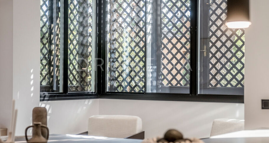 Moderno Apartamento de 3 dormitorios totalmente Reformado en la Prestigiosa Urbanización Altos Reales en La Milla de Oro de Marbella