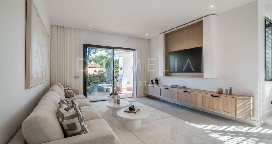 Moderno Apartamento de 3 dormitorios totalmente Reformado en la Prestigiosa Urbanización Altos Reales en La Milla de Oro de Marbella