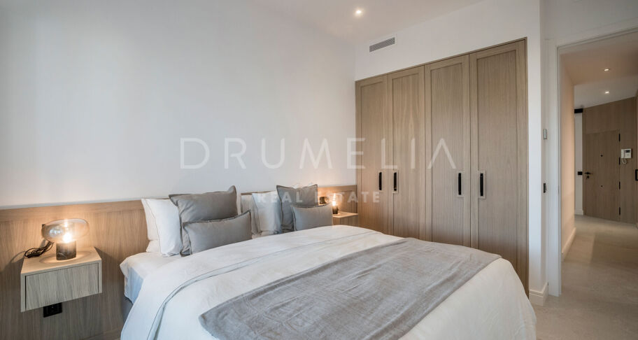 Moderno Apartamento de 3 dormitorios totalmente Reformado en la Prestigiosa Urbanización Altos Reales en La Milla de Oro de Marbella