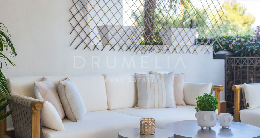 Moderno Apartamento de 3 dormitorios totalmente Reformado en la Prestigiosa Urbanización Altos Reales en La Milla de Oro de Marbella