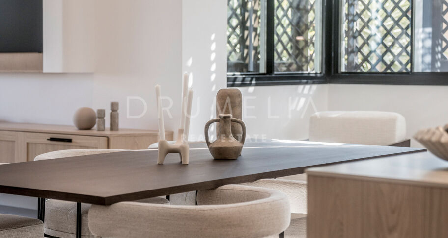 Moderno Apartamento de 3 dormitorios totalmente Reformado en la Prestigiosa Urbanización Altos Reales en La Milla de Oro de Marbella