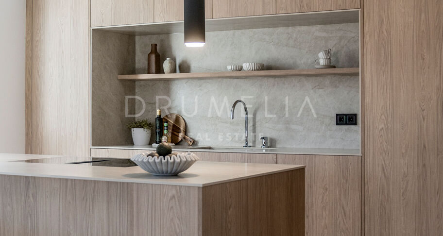 Moderno Apartamento de 3 dormitorios totalmente Reformado en la Prestigiosa Urbanización Altos Reales en La Milla de Oro de Marbella