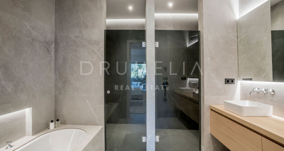 Moderno Apartamento de 3 dormitorios totalmente Reformado en la Prestigiosa Urbanización Altos Reales en La Milla de Oro de Marbella