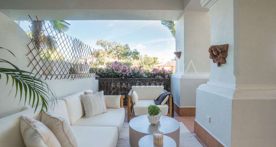Moderno Apartamento de 3 dormitorios totalmente Reformado en la Prestigiosa Urbanización Altos Reales en La Milla de Oro de Marbella