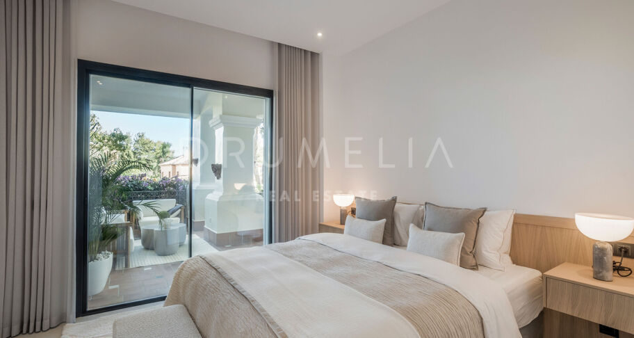 Moderno Apartamento de 3 dormitorios totalmente Reformado en la Prestigiosa Urbanización Altos Reales en La Milla de Oro de Marbella