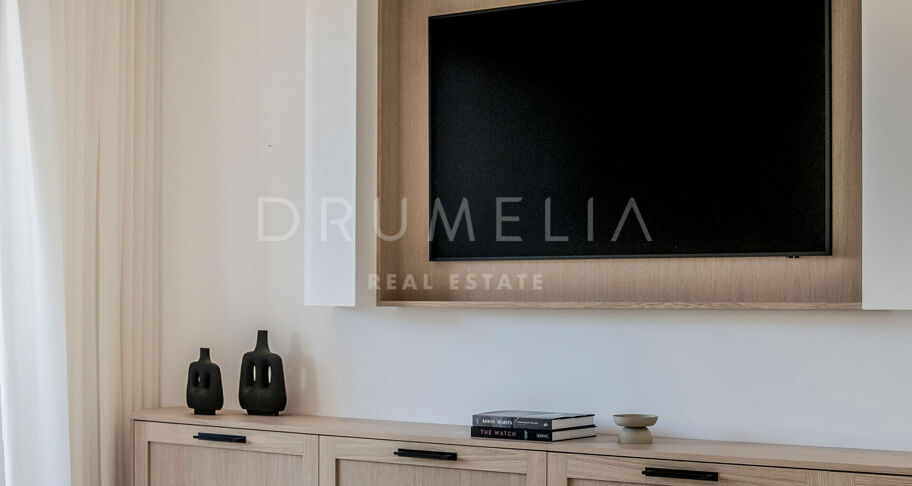 Moderno Apartamento de 3 dormitorios totalmente Reformado en la Prestigiosa Urbanización Altos Reales en La Milla de Oro de Marbella