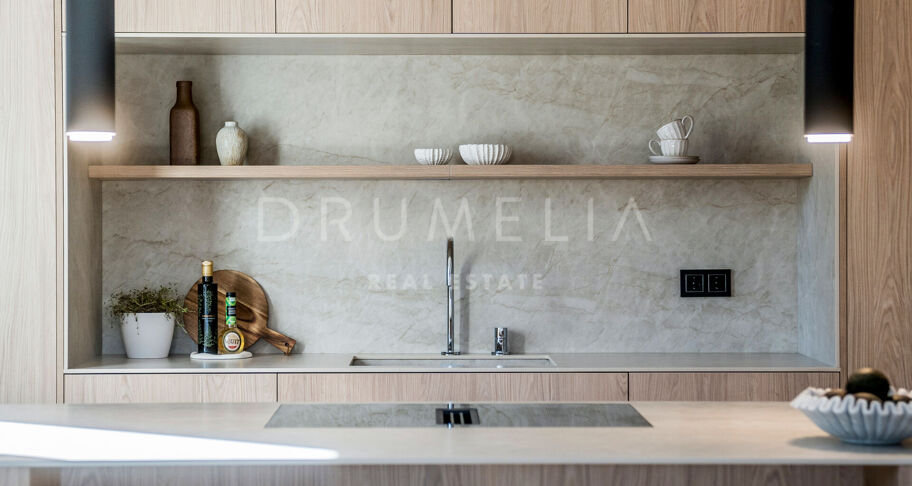 Moderno Apartamento de 3 dormitorios totalmente Reformado en la Prestigiosa Urbanización Altos Reales en La Milla de Oro de Marbella