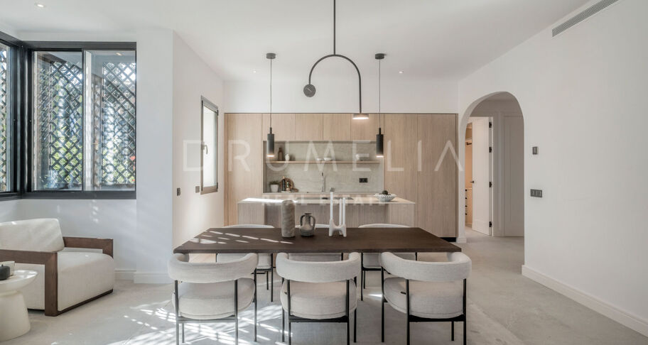 Moderno Apartamento de 3 dormitorios totalmente Reformado en la Prestigiosa Urbanización Altos Reales en La Milla de Oro de Marbella