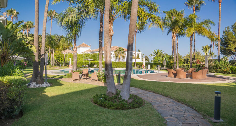 Moderno Apartamento de 3 dormitorios totalmente Reformado en la Prestigiosa Urbanización Altos Reales en La Milla de Oro de Marbella